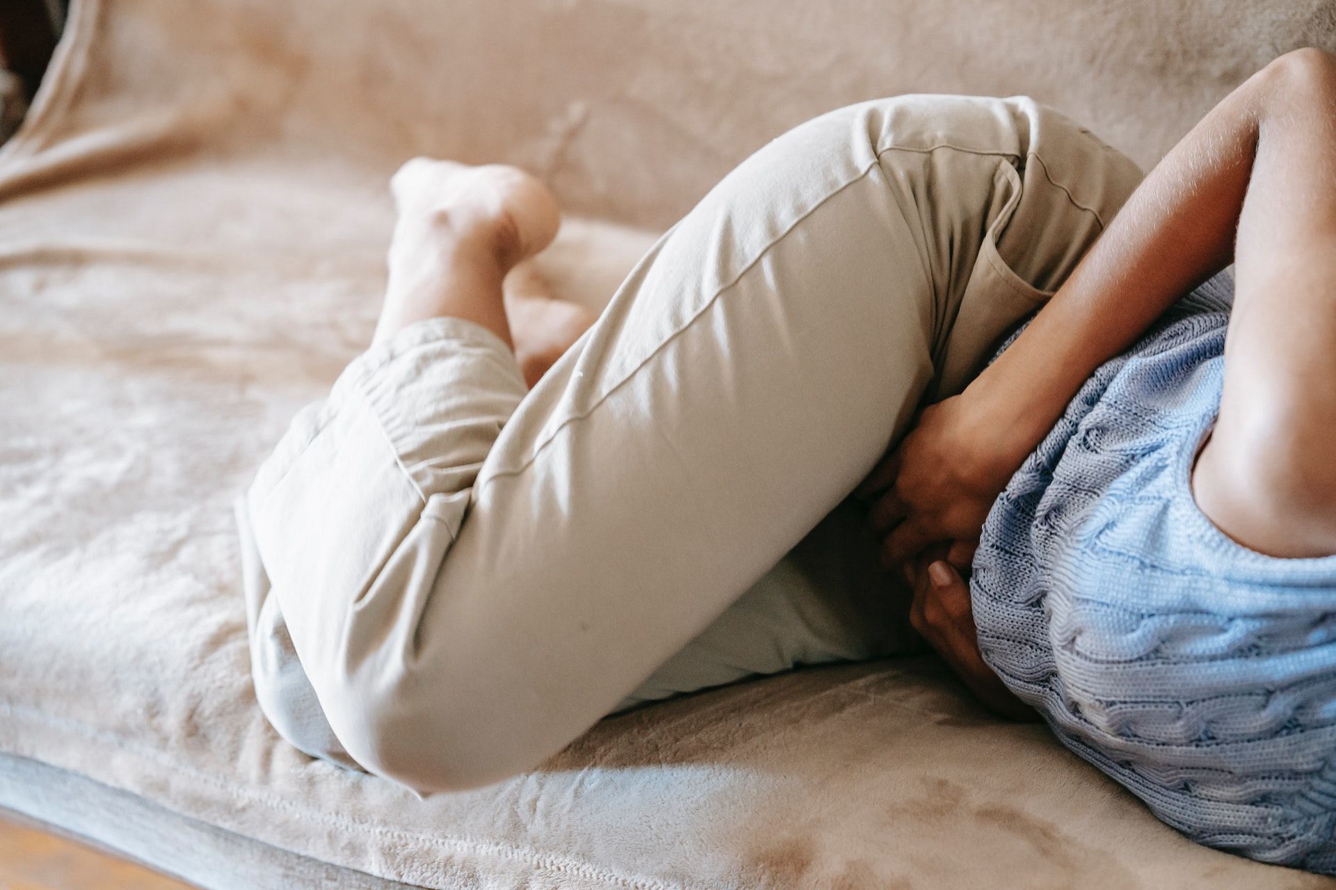 تشمل أعراض التهاب المثانة ألمًا في البطن والحوض. (الصورة من Pexels / Sora Shimazaki)